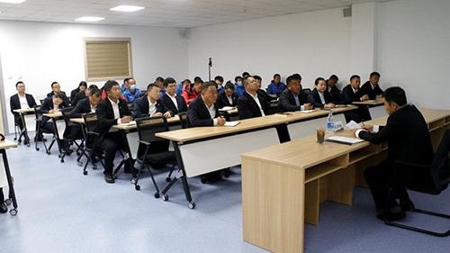 公司黨委副書記、工會(huì)主席紀(jì)景臣為景區(qū)運(yùn)營(yíng)一線黨員、積極分子講黨課