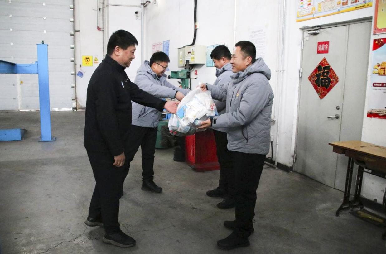 關(guān)愛相伴，健康同行——長(zhǎng)白山西南景區(qū)運(yùn)營(yíng)黨支部開展送藥送溫暖活動(dòng)